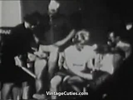 Las Chicas Escolares Obtienen Una Lección De Sexo Grupal Hardcore (vintage De 1950) 