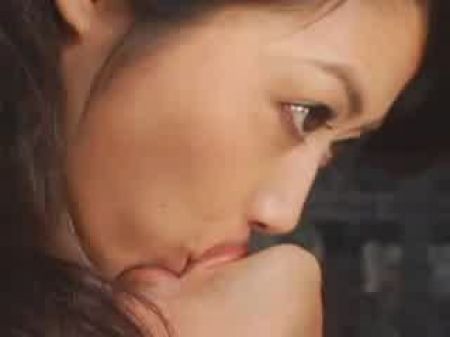 Spucke, Lick, Kuss und Post Orgasmus Handjob auf einem gebundenen Sklaven 