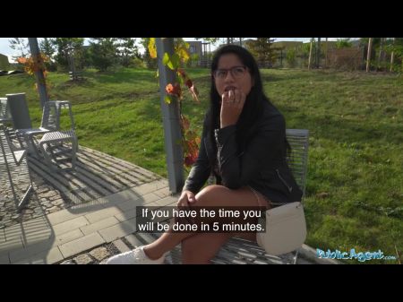 امرأة سمراء جميلة مع ثدي طبيعي كبير مارس الجنس من قبل بي بي سي 