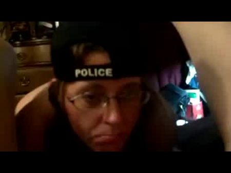 妻子的朋友和他的大公鸡。 