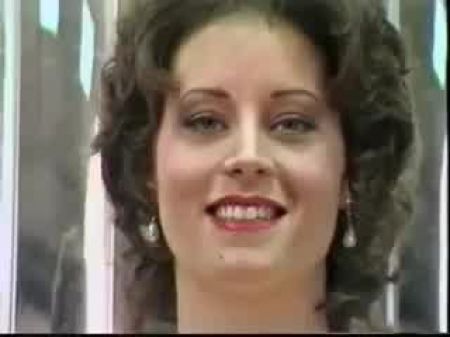 La increíble nena morena está mostrando sus dulces pechos 