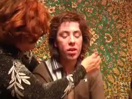 Mamá y no su hijastro fumando y follando 