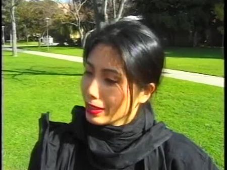 امرأة سمراء آسيوية العاهرة تحصل على اللعنة جيدة من قبل مسمار على الأريكة 