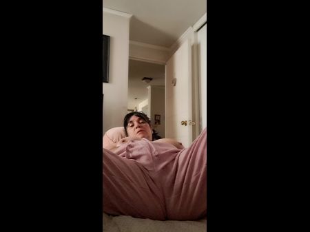 El madrastra abre su coño esperando que la polla de su hijastro la sienta 