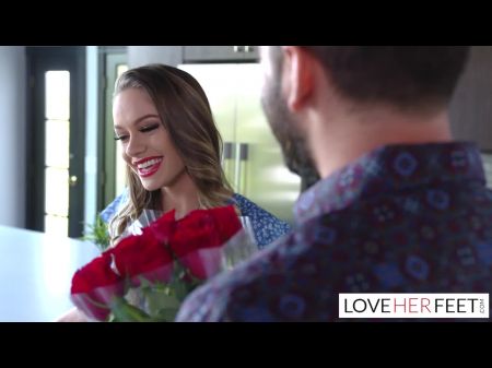 Naomi Swann gibt Füße und Analgier für den Valentinstag 