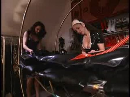 Big Tits Maid Hilft Ihr Latex Gekleideter Geliebte 