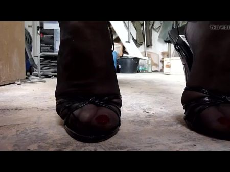 Stiletto -high Heels Kratzen Im Staub 