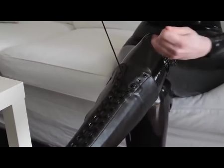 Frauen tragen zum ersten Mal Latex 