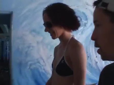 A menina leva Dick na boca e a buceta e a bunda ao mesmo tempo e depois fica Jizzed 