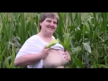 Granny con un gran culo en un campo de maíz 