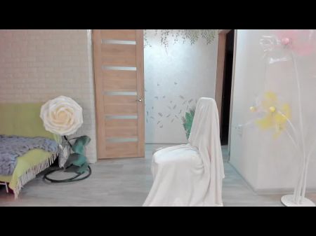 tiras russas sexy finas e se acaricia na câmera 