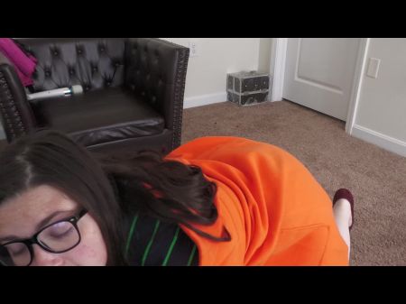 BBW Velma用假阳具操自己的屁股，并使用屁股塞