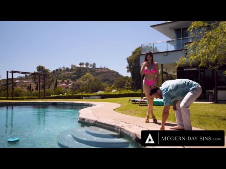 Los Pecados Modernos, Tetona Milf Ama De Casa, Rebota En El Gran Culo Sobre La Polla De La Piscina Antes De Que El Esposo Llegue A Casa 
