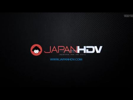 三个亚洲bimbos在公共汽车上性交然后奶油