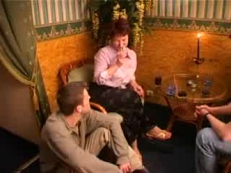 Stiefmama & 4 Jungs in Bar 