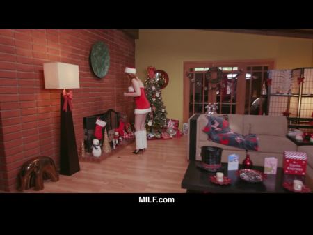 MILF MRS. Claus fickt in der Weihnachtsnacht einen ungezogenen Elf 