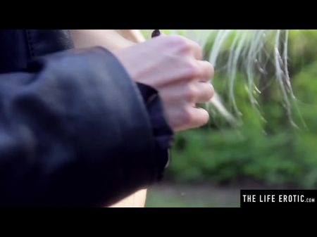 Sexy rubia en medias de pehings mientras se masturba por el camino 