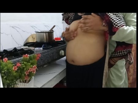 Romancierte Schwägerin in der Küche, während sie Teevideo -Talk in Hindi Audio machte 