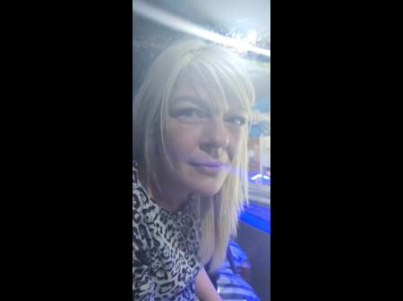 Linda loira tingindo sua buceta em banheiro público de bar 