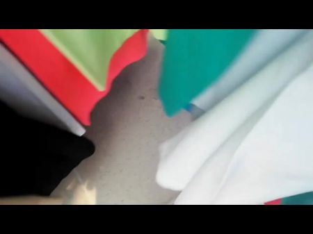 我的大屁股在商店里尝试一些绑腿，都喜欢这一切