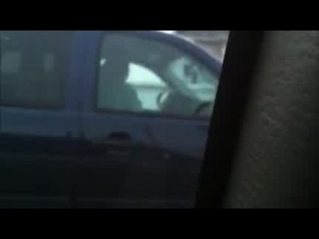 soplando a un extraño en el estacionamiento. 