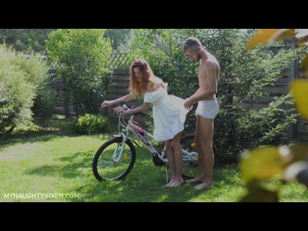 pareja de sexo apasionado en una hierba mi traviesa 