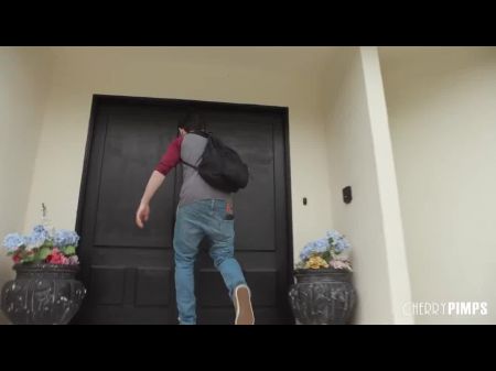 stepson Riding Big Tits Hot MILF يعطي اللسان ويعلم ربيبها كيف يمارس الجنس مع 