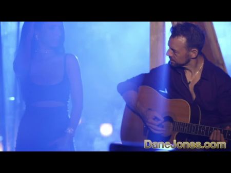 Nelly Kent gibt einen sexy privaten Tanz 