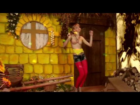 A garota do karaokê é uma merda e fode. paródia pornô musical. Grandes seios. 