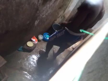 امرأة متزوجة غير مخلصة تمارس الجنس مع جارتها في الحمام بينما ينام زوجها الهندي في غرفة النوم. 