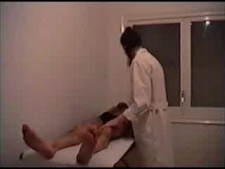 Una Ama De Casa Espanola Haciendo Un Masaje