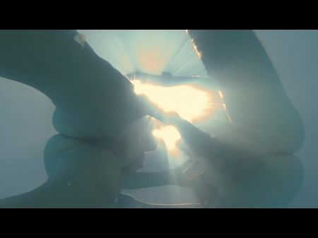 我们的邻居喜欢在游泳池里做爱赶上我们