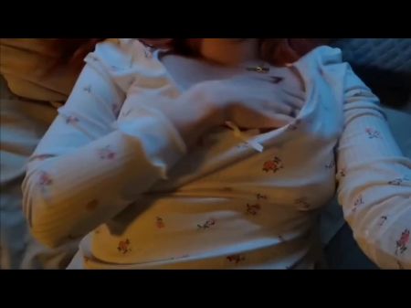 Jugando con mis tetas y coño 