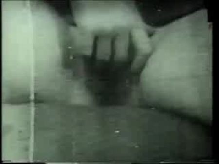 Chica porno vintage de cabello corto y vintage muestra su coño y chupa la polla 