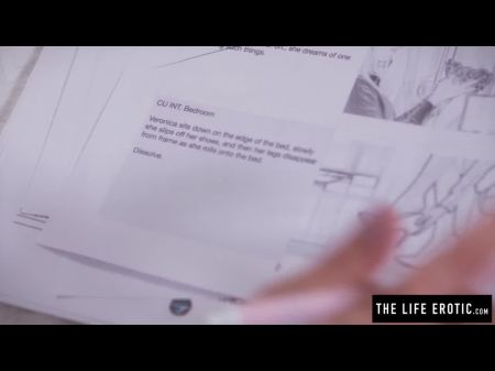 La belleza afeitada empuja a un gran consolador negro adentro 