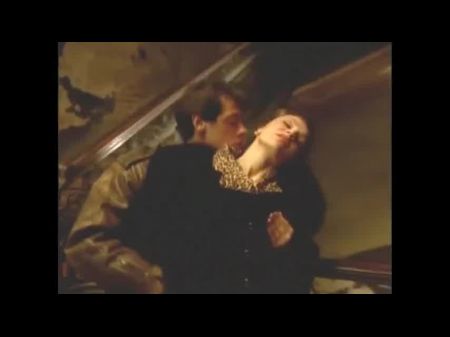 Chica Con Un Abrigo De Piel. Mamada Y Sexo En La Entrada 