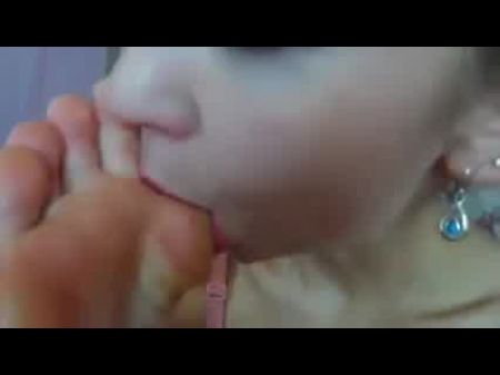 Prettes Mädchen (Ballerina) saugt ihre eigenen Zehen 