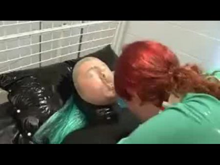 Gummi behandelte Redhead -Krankenschwester spielt mit ihr 