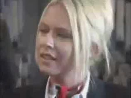 La azafata asta a un pasajero 