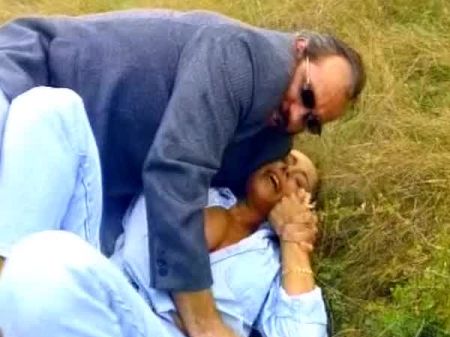 Eine sexy deutsche Dame, die ihre Titten im Freien besprüht 