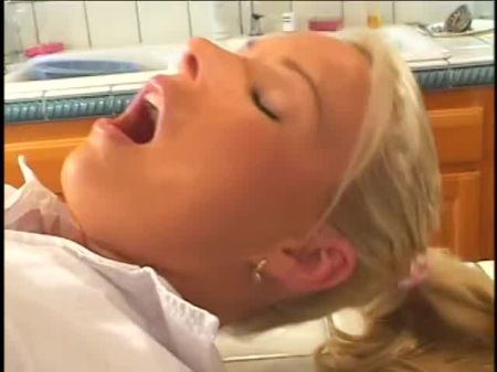 Сексуальная петушиная Джоди Мур берет член в пизду и получает сливки на кухне 