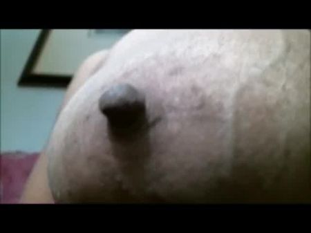 Ebony tetona chupando ambos pezones al mismo tiempo 