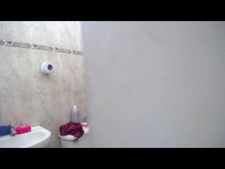 Der Freund meines Freundes beobachtet mich, während ich dusche, und ich habe beschlossen, ihn zur Dusche einzuladen, damit er mich ficken kann Venezolaner 
