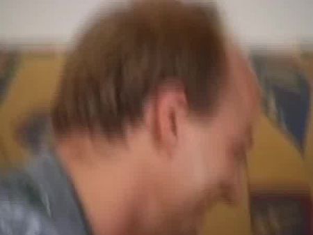 Zwei deutsche Schlampen mit erstaunlichen Körpern, die zwei harte Schwänze auf der Couch erfreuen 