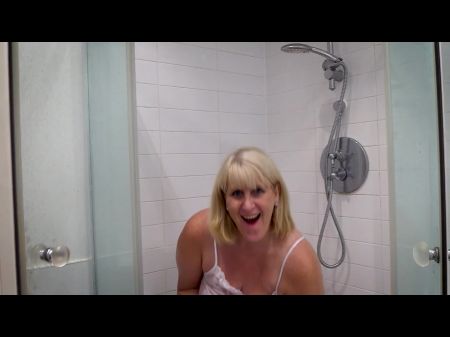 Únete a este gran tit maduro para una ducha caliente y húmeda en medias 