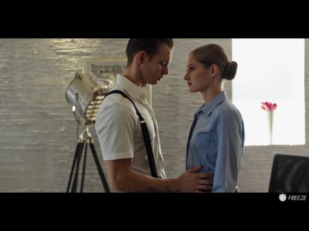 Фотограф замораживает время и трахает деловую женщину Тиффани Татум 