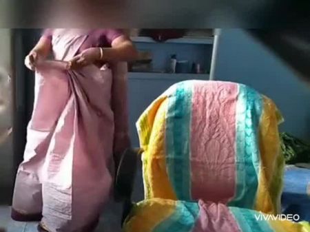 marido desnudo y esposa de vestir 