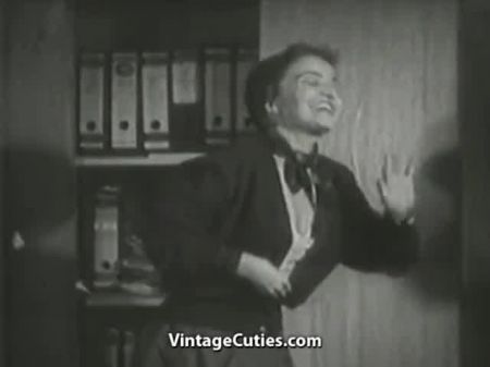 3 reife Damen werden nackt im Büro (1940er Jahre) 