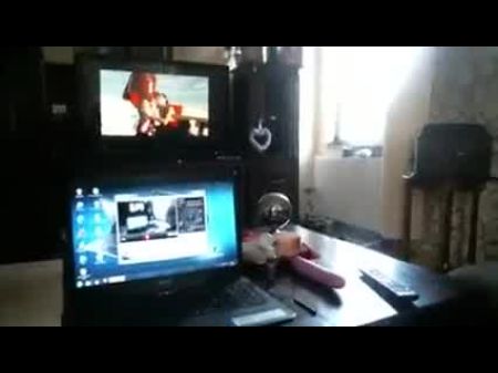 Milf sexy assistindo pornografia e se masturbando 
