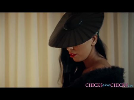 统治情妇Strapon乱搞她的女同性恋sub 